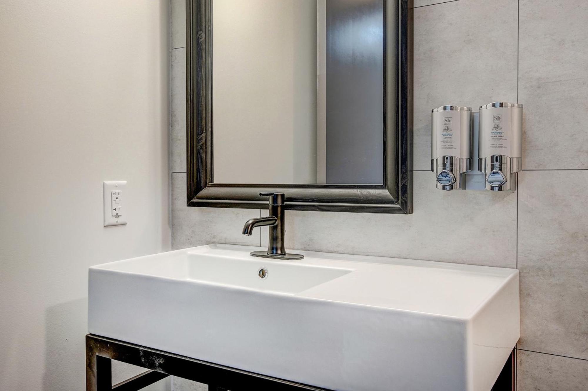 The Block Hotel & Commons Silverthorne Room photo